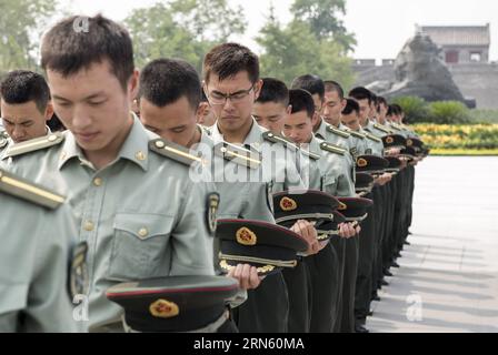 (150707) -- BEIJING, le 7 juillet 2015 -- des représentants de soldats pleurent les victimes lors de la cérémonie d'ouverture de la Grande victoire, exposition de contribution historique pour marquer le 78e anniversaire du début de la guerre de résistance du peuple chinois contre l'agression japonaise, à Beijing, capitale de la Chine, le 7 juillet 2015. )(MCG) CHINA-BEIJING-ANTI-JAPANESE WAR-78E ANNIVERSAIRE-EXPOSION (CN) WangxYe PUBLICATIONxNOTxINxCHN 150707 Beijing juillet 7 2015 Soldat représentants Morne pour les victimes lors de la cérémonie d'ouverture de la Grande victoire exposition de contribution historique pour marquer le 78e anniversaire du S. Banque D'Images