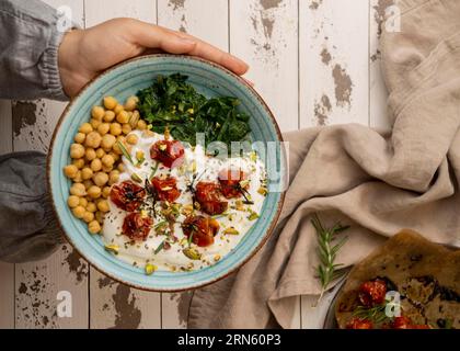 Délicieux repas de yougurt avec des tomates séchées aux pois chiches Banque D'Images