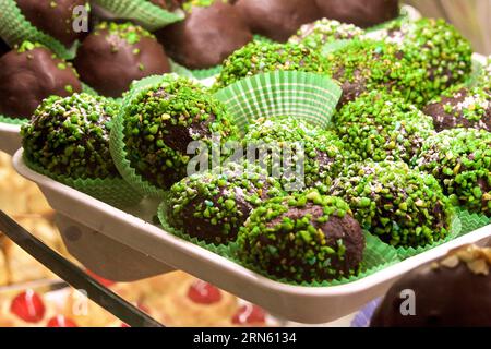 Biscuits au chocolat avec pistaches sur plateau, fermer, Palerme, capitale, Sicile, Italie Banque D'Images