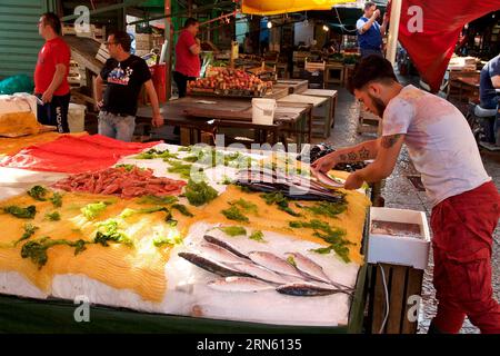 Comptoir de poisson, vendeur de poisson drapant le poisson, marchés, plein air, Palerme, capitale, Sicile, Italie Banque D'Images