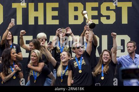 (150708) -- LOS ANGELES, le 8 juillet 2015 -- des membres de l'équipe féminine de soccer des États-Unis célèbrent lors d'un rassemblement public à Los Angeles, aux États-Unis, le 7 juillet 2015. LES ÉTATS-UNIS ont battu le Japon 5-2 en finale de la coupe du monde féminine de la FIFA, dimanche.) (SP)US-LOS ANGELES-WOMEN S FOOTBALL TEAM-CELEBRATION RALLYE ZhaoxHanrong PUBLICATIONxNOTxINxCHN 150708 Los Angeles juillet 8 2015 les membres de l'équipe féminine S de football des États-Unis célèbrent lors d'un rassemblement public à Los Angeles les États-Unis juillet 7 2015 les États-Unis ont battu le Japon 5 2 à la coupe du monde féminine S de la FIFA finale LE dimanche SP U.S. Los Ang Banque D'Images