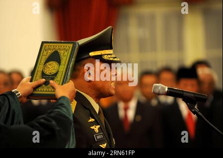 (150708) -- JAKARTA, le 8 juillet 2015 -- le nouveau chef militaire indonésien Gatot Nurmantyo est vu lors de sa cérémonie d'assermentation au Palais Merdeka à Jakarta, capitale de l'Indonésie, le 8 juillet 2015. Le président indonésien Joko Widodo a inauguré Nurmantyo en tant que nouveau chef militaire indonésien et Sutiyoso en tant que chef de l'agence de renseignement de l'État. INDONÉSIE-JAKARTA-NOUVEAU CHEF MILITAIRE AGUNGXKUNCAHYAXB. PUBLICATIONxNOTxINxCHN 150708 Jakarta 8 2015 juillet le nouveau chef militaire indonésien Gatot EST Lakes au cours de sa Swearingen en cérémonie AU Palais Merdeka à Jakarta capitale de l'Indonésie LE 8 2015 juillet Pr. Indonésien Banque D'Images