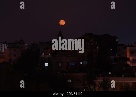 Gaza, Gaza, Palestine. 31 août 2023. La lune bleue géante dans le ciel de la ville de Gaza (crédit image : © Saher Alghorra/ZUMA Press Wire) USAGE ÉDITORIAL SEULEMENT! Non destiné à UN USAGE commercial ! Banque D'Images