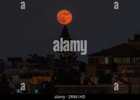Gaza, Gaza, Palestine. 31 août 2023. La lune bleue géante dans le ciel de la ville de Gaza (crédit image : © Saher Alghorra/ZUMA Press Wire) USAGE ÉDITORIAL SEULEMENT! Non destiné à UN USAGE commercial ! Banque D'Images