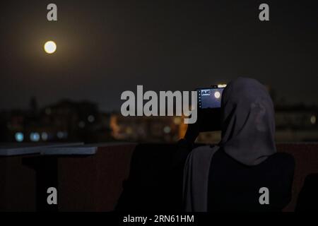 Gaza, Gaza, Palestine. 31 août 2023. Fille palestinienne prend des photos avec son téléphone de la superlune (crédit image : © Saher Alghorra/ZUMA Press Wire) À USAGE ÉDITORIAL SEULEMENT! Non destiné à UN USAGE commercial ! Banque D'Images