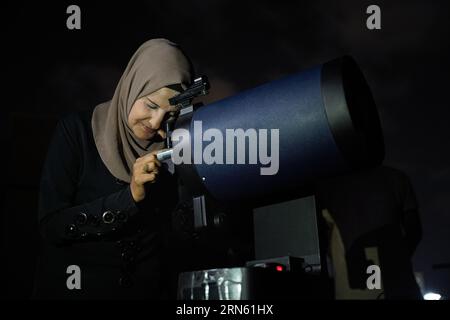 Gaza, Gaza, Palestine. 31 août 2023. Une jeune fille palestinienne regarde à l'intérieur du télescope pour voir la superlune (image de crédit : © Saher Alghorra/ZUMA Press Wire) POUR USAGE ÉDITORIAL SEULEMENT! Non destiné à UN USAGE commercial ! Banque D'Images