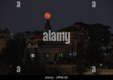 Gaza, Gaza, Palestine. 31 août 2023. La lune bleue géante dans le ciel de la ville de Gaza (crédit image : © Saher Alghorra/ZUMA Press Wire) USAGE ÉDITORIAL SEULEMENT! Non destiné à UN USAGE commercial ! Banque D'Images