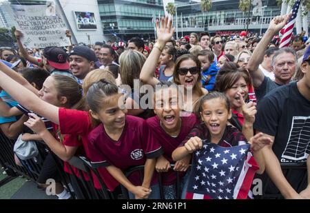 (150708) -- LOS ANGELES, le 8 juillet 2015 -- les supporters de l'équipe féminine de soccer des États-Unis se réjouissent lors d'un rassemblement public à Los Angeles, aux États-Unis, le 7 juillet 2015. LES ÉTATS-UNIS ont battu le Japon 5-2 en finale de la coupe du monde féminine de la FIFA, dimanche.) (SP)US-LOS ANGELES-FEMMES S SOCCER TEAM-CELEBRATION RALLYE ZhaoxHanrong PUBLICATIONxNOTxINxCHN 150708 Los Angeles juillet 8 2015 supporters de l'équipe féminine S de soccer des États-Unis acclamation lors d'un public Celebration Rally à Los Angeles les États-Unis juillet 7 2015 les États-Unis ont battu le Japon 5 2 à la coupe du monde féminine S de la FIFA finale LE dimanche SP U.S. Los Angeles WOM Banque D'Images