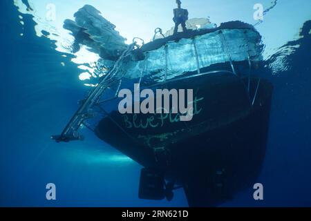 Safari bateau, bateau de plongée, livaboard Blue Planet par en bas, échelle, sortie. Site de plongée Shaab El Erg, Hurghada, Egypte, Mer Rouge Banque D'Images