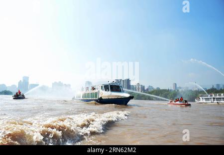 (150709) -- LANZHOU, le 9 juillet 2015 -- les pompiers pulvérisent de l'eau sur un navire lors d'un exercice d'incendie et d'urgence sur le fleuve jaune à Lanzhou, capitale de la province du Gansu du nord-ouest de la Chine, le 9 juillet 2015, pour préparer la saison des inondations cet été. (wf) CHINA-GANSU-YELLOW RIVER-DRILL D'URGENCE (CN) ChenxBin PUBLICATIONxNOTxINxCHN 150709 Lanzhou juillet 9 2015 les pompiers pulvérisent de l'eau sur un navire lors d'un exercice d'incendie et D'URGENCE Hero SUR le fleuve jaune à Lanzhou capitale du nord-ouest de la Chine S Gansu province juillet 9 2015 pour préparer la saison des inondations cet été WF Chine Gansu Yellow River Banque D'Images