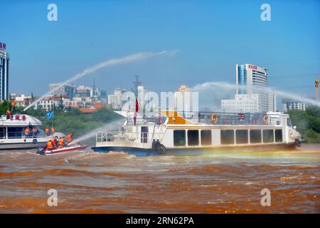 (150709) -- LANZHOU, le 9 juillet 2015 -- les pompiers pulvérisent de l'eau sur un navire lors d'un exercice d'incendie et d'urgence sur le fleuve jaune à Lanzhou, capitale de la province du Gansu du nord-ouest de la Chine, le 9 juillet 2015, pour préparer la saison des inondations cet été. (wf) CHINA-GANSU-YELLOW RIVER-DRILL D'URGENCE (CN) ChenxBin PUBLICATIONxNOTxINxCHN 150709 Lanzhou juillet 9 2015 les pompiers pulvérisent de l'eau sur un navire lors d'un exercice d'incendie et D'URGENCE Hero SUR le fleuve jaune à Lanzhou capitale du nord-ouest de la Chine S Gansu province juillet 9 2015 pour préparer la saison des inondations cet été WF Chine Gansu Yellow River Banque D'Images