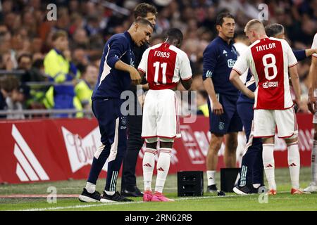 AMSTERDAM - (lr) l'entraîneur adjoint de l'Ajax Hedwiges Maduro, Carlos Forbes de l'Ajax, Kenneth Taylor de l'Ajax lors du match de play-offs de l'UEFA Europa League entre l'Ajax Amsterdam et le PFC Ludogorets au Johan Cruijff Arena le 31 août 2023 à Amsterdam, pays-Bas. ANP MAURICE VAN STONE Banque D'Images