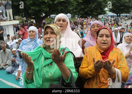 (150709) -- SRINAGAR, 9 juillet 2015 -- les dévots musulmans cachemiris cherchent des bénédictions alors qu'un prêtre en chef expose une relique du prophète Mahomet au sanctuaire Hazratbal, pour marquer le jour du martyr de Hazrat Ali pendant le Ramadan, à Srinagar, la capitale estivale du Cachemire contrôlé par les Indiens, le 9 juillet 2015. Les musulmans du monde entier s'abstiennent de manger, de boire et de fumer de l'aube au crépuscule pour observer le mois sacré de jeûne du Ramadan. KASHMIR-SRINAGAR-RAMADHAN JavedxDar PUBLICATIONxNOTxINxCHN 150709 Srinagar juillet 9 2015 les dévots musulmans cachemiris CHERCHENT DES BÉNÉDICTIONS comme un prêtre en chef affiche une relique du Prophète Banque D'Images