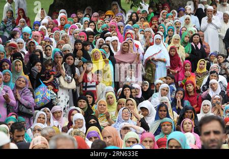 (150709) -- SRINAGAR, 9 juillet 2015 -- les dévots musulmans cachemiris cherchent des bénédictions alors qu'un prêtre en chef expose une relique du prophète Mahomet au sanctuaire Hazratbal, pour marquer le jour du martyr de Hazrat Ali pendant le Ramadan, à Srinagar, la capitale estivale du Cachemire contrôlé par les Indiens, le 9 juillet 2015. Les musulmans du monde entier s'abstiennent de manger, de boire et de fumer de l'aube au crépuscule pour observer le mois sacré de jeûne du Ramadan. KASHMIR-SRINAGAR-RAMADHAN JavedxDar PUBLICATIONxNOTxINxCHN 150709 Srinagar juillet 9 2015 les dévots musulmans cachemiris CHERCHENT DES BÉNÉDICTIONS comme un prêtre en chef affiche une relique du Prophète Banque D'Images