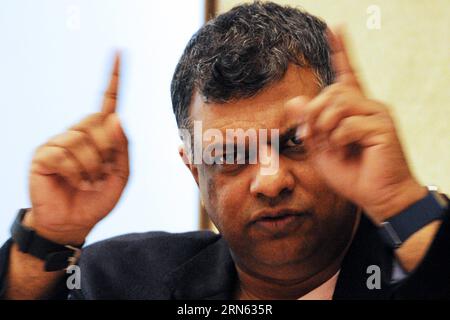 (150709) -- SINGAPOUR, le 9 juillet 2015 -- Tony Fernandes, président-directeur général d'AirAsia, assiste à une conférence de presse à l'aéroport Crowne Plaza Changi de Singapour le 9 juillet 2015. Jeudi, le Changi Airport Group a annoncé que trois autres compagnies aériennes, dont AirAsia Group, Korean Air et Vietnam Airlines, opéreront au nouveau terminal 4 de l aéroport de Changi en 2017. SINGAPORE-CHANGI AIRPORT-TERMINAL 4-AIRLINES ThenxChihxWey PUBLICATIONxNOTxINxCHN 150709 Singapour juillet 9 2015 le Directeur général d'AirAsia Tony Fernandes assiste à une conférence de presse à Singapour S Crowne Plaza Changi Airport ON Banque D'Images