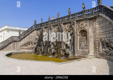 Grande Cascade dans les jardins de Herrenhaeuser, complexe de jardins baroques, aménagé par ordre de Sophie électrice de 1696 à 1714, avec des sculptures baroques Banque D'Images