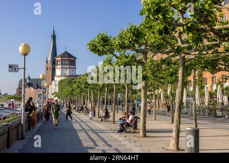 Promenade du Rhin, en arrière-plan le Musée Maritime et la Basilique de Saint Lambertus, Duesseldorf, Rhénanie, Rhénanie du Nord-Westphalie, Allemagne Banque D'Images