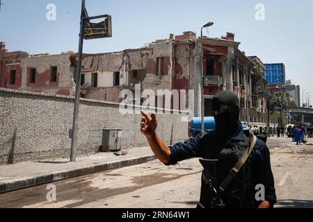 (150711) -- LE CAIRE, 11 juillet 2015 -- un membre de la sécurité égyptienne monte la garde sur le site de l'explosion devant le consulat italien au centre-ville du Caire, capitale de l'Égypte, le 11 juillet 2015. Une puissante explosion s'est produite devant le consulat italien dans le centre du Caire samedi, tuant une personne et en blessant sept, selon le ministère égyptien de la Santé. ÉGYPTE-CAIRE-CONSULAT ITALIEN-EXPLOSION CuixXinyu PUBLICATIONxNOTxINxCHN 150 711 le Caire 11 2015 juillet à membre de la sécurité égyptienne debout Garde SUR le site de l'explosion devant le consulat italien dans le centre-ville du Caire capitale de l'Egypte LE 11 2015 juillet un puissant Banque D'Images