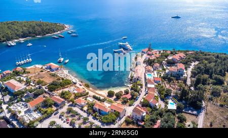 Vue aérienne d'été du port du village de Fiskardo sur l'île de Céphalonie, Grèce Banque D'Images