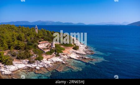 Vue aérienne du phare vénitien dans le village de Fiskardo sur l'île de Céphalonie, Grèce Banque D'Images