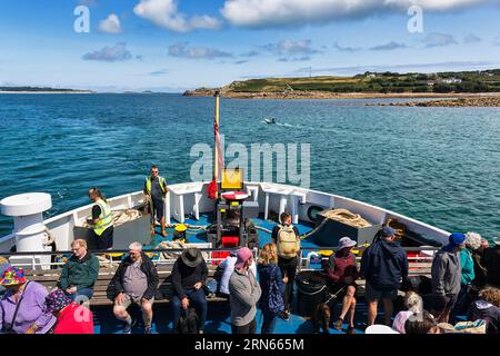 Vue sur l'île Sainte-Marie depuis le ferry Scillonian III, trafic ferry entre Penzance et les îles Scilly, nuages de houle, îles Scilly, Cornwal Banque D'Images