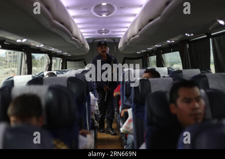 Un membre de la police fédérale vérifie à l'intérieur d'un autobus de passagers dans les environs du péage Contepec de l'autoroute de l'Ouest à Michoacan, Mexique, le 12 juillet 2015. Joaquin El Chapo Guzman, le roi du cartel de la drogue mexicain, s'est évadé de prison par un tunnel de 1,5 km sous sa cellule, ont déclaré dimanche les autorités. Selon la Commission de sécurité nationale, Guzman, chef du cartel de la drogue Sinaloa, a disparu samedi soir de la prison de haute sécurité Altiplano à l'extérieur de Mexico. ) MEXICO-MICHOACAN-GUZMAN LOERA ArmandoxSolis PUBLICATIONxNOTxINxCHN un membre de la police fédérale vérifie à l'intérieur Banque D'Images