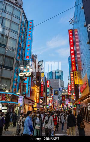 Shibuya Center-Gai Street, restaurants et boutiques, enseignes au néon, scène de nuit, Udagawacho, Shibuya, Tokyo Banque D'Images