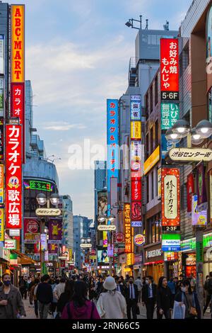 Shibuya Center-Gai Street, restaurants et boutiques, enseignes au néon, scène de nuit, Udagawacho, Shibuya, Tokyo Banque D'Images