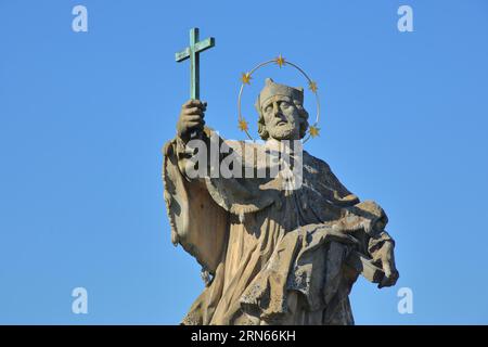 Sculpture Saint John Nepomuk tenant la croix dans la main, bras, figure, détail, halo, vieux pont principal, Wuerzburg, Basse-Franconie, Franconie, Bavière Banque D'Images