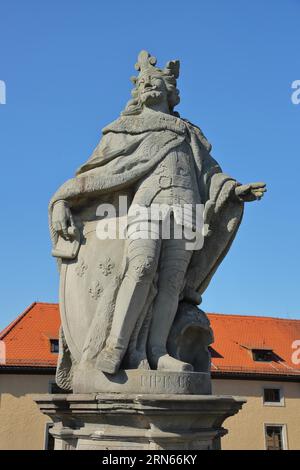 Sculpture Pippin le Jeune, roi médiéval franc, court, petit, III, vieux pont principal, Wuerzburg, Basse-Franconie, Franconie, Bavière, Allemagne Banque D'Images