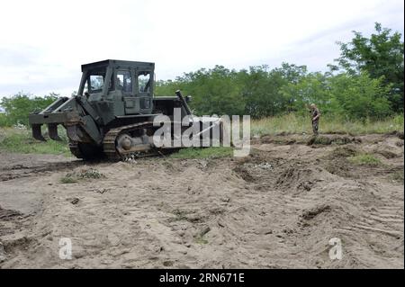 Des soldats de l unité technique de l armée hongroise préparent la première clôture métallique de 175 mètres de long à la frontière entre la Hongrie et la Serbie, à proximité du village de Morahalom, en Hongrie, le 13 juillet 2015. La Hongrie a annoncé lundi qu'elle avait commencé à construire une clôture sur une section de sa frontière avec la Serbie, juste au sud de la ville de Morahalom. La Hongrie a initialement annoncé son intention de construire une clôture de 175 km de long et de quatre mètres de haut le long de toute sa frontière avec la Serbie le 17 juin, citant une vague énorme et croissante de passages illégaux de la frontière. /Gergely Zoltan Kelemen) HUNGARY-MORAHALOM-SERBIA-MIGRATION-FENCE HungarianxPressxAgency Banque D'Images