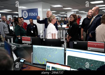 Washington, États-Unis. 31 août 2023. Le président américain Joe Biden visite le siège de la FEMA à Washington le 31 août 2023. Photo de Yuri Gripas/ABACAPRESS.COM crédit : Abaca Press/Alamy Live News Banque D'Images