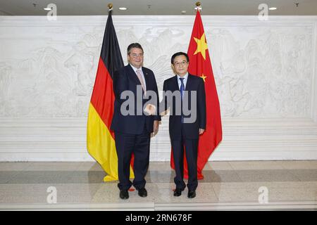 (150714) -- BEIJING, le 14 juillet 2015 -- le ministre chinois du Commerce, Gao Hucheng (à droite), rencontre le vice-chancelier et ministre allemand de l'économie et de l'énergie, Sigmar Gabriel, à Beijing, capitale de la Chine, le 14 juillet 2015.) (lfj) RÉUNION CHINE-ALLEMAGNE (CN) ShenxBohan PUBLICATIONxNOTxINxCHN 150714 Pékin 14 2015 juillet les ministres chinois du Commerce Gao Hucheng r rencontrent le vice-chancelier allemand et les ministres de l'économie et de l'énergie Sigmar Gabriel à Beijing capitale chinoise juillet 14 2015 lfj Chine Réunion allemande CN ShenxBohan PUBLICATIONxNOTxINxCHN Banque D'Images