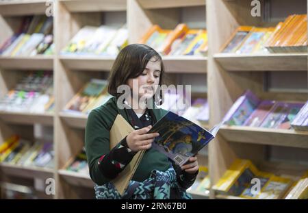 (150714) -- BUENOS AIRES, 14 juillet 2015 -- Une fille lit un livre sur un stand de la 25e Foire du livre pour enfants et jeunes à Buenos Aires, capitale de l'Argentine, le 13 juillet 2015. La Foire a attiré 100 exposants et plus de 300 000 visiteurs, selon la presse locale. Martin Zabala)(zhf) ARGENTINA-BUENOS AIRES-CULTURE-FAIR e MARTINxZABALA PUBLICATIONxNOTxINxCHN 150714 Buenos Aires juillet 14 2015 une fille lit un livre SUR un stand de la 25e Foire du livre pour enfants et jeunes à Buenos Aires capitale de l'Argentine LE 13 2015 juillet, la Foire a attiré 100 exposants et plus de 300 000 visiteurs selon local Pre Banque D'Images