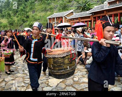 (150714) -- HECHI, 14 juillet 2015 -- des villageois du groupe ethnique Yao chantent des chansons folkloriques pour célébrer le festival Danu dans la ville ethnique Yao de Sannong, dans le comté de Donglan, dans la région autonome de Guangxi Zhuang, dans le sud de la Chine, le 14 juillet 2015. Le Festival Danu est le plus grand festival traditionnel parmi les Yao qui implique la danse, les événements sportifs et le commerce. Chaque année, le 29e jour du cinquième mois lunaire chinois, le peuple Yao se réunira et célébrera son propre festival. (Yxb) CHINA-GUANGXI-DANU FESTIVAL (CN) GaoxDongfeng PUBLICATIONxNOTxINxCHN 150714 Hechi juillet 14 2015 Villager Banque D'Images