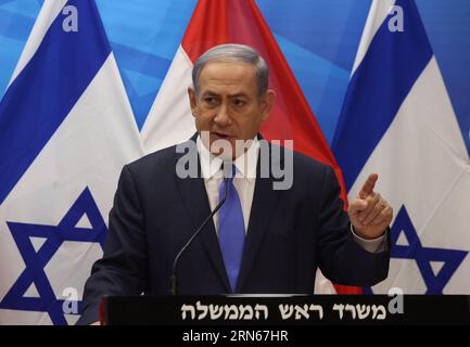 (150714) -- JÉRUSALEM, le 14 juillet 2015 -- le Premier ministre israélien Benjamin Netanyahu s'adresse à une conférence de presse conjointe avec le ministre néerlandais des Affaires étrangères en visite, Bert Koenders (pas sur photo) à Jérusalem, le 14 juillet 2015. Le Premier ministre israélien Benjamin Netanyahu a frappé mardi l’accord nucléaire conclu entre les puissances mondiales et l’Iran, le qualifiant d’erreur historique. L’accord est une mauvaise erreur de proportions historiques, a déclaré Netanyahu au début de sa rencontre avec le ministre néerlandais des Affaires étrangères Bert Koenders mardi matin à Jérusalem, juste après l’annonce de l’accord. JINI/POO Banque D'Images