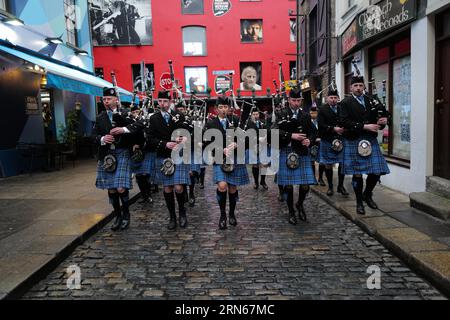 Les membres du groupe Clew Bay Pipe défilent à Dublin pendant le Tradfest. Temple Bar, Dublin, Irlande, Europe Banque D'Images