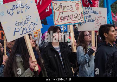 (150714) -- SANTIAGO, 14 juillet 2015 -- des étudiants brandissent des banderoles lors de la manifestation Carnaval pour l'éducation publique organisée par la Fédération des étudiants de l'Université du Chili (FECH, son acronyme en espagnol), à Santiago, capitale du Chili, le 14 juillet 2015.Jorge Villegas) (jg) CHILI-SANTIAGO-SOCIETY-DEMONSTATION e JORGExVILLEGAS PUBLICATIONxNOTxINxCHN 150714 Santiago juillet 14 2015 les étudiants tiennent des bannières pendant le carnaval de démonstration pour l'éducation publique organisé par la Fédération des étudiants du Chili Université Fech son acronyme en espagnol à Santiago capitale du Chili LE 14 2015 juillet Jorge Banque D'Images