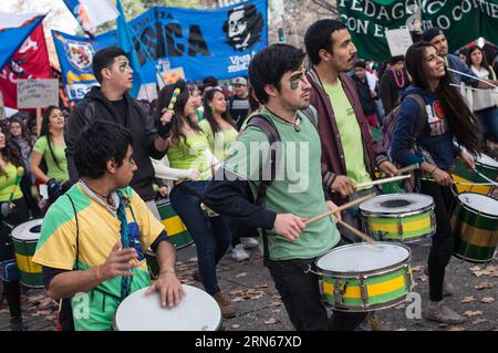 (150714) -- SANTIAGO, 14 juillet 2015 -- des étudiants participent à la manifestation Carnaval pour l'éducation publique organisée par la Fédération des étudiants de l'Université du Chili (FECH, son acronyme en espagnol), à Santiago, capitale du Chili, le 14 juillet 2015.Jorge Villegas) (jg) CHILI-SANTIAGO-SOCIETY-DEMONSTATION e JORGExVILLEGAS PUBLICATIONxNOTxINxCHN 150714 Santiago juillet 14 2015 les étudiants participent au Carnaval de démonstration pour l'éducation publique organisé par la Fédération des étudiants du Chili Université Fech son acronyme en espagnol à Santiago capitale du Chili LE 14 2015 juillet Jorge Villegas JG C. Banque D'Images