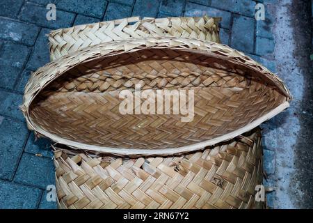Un cofo, paniers faits avec de la paille de feuilles de palmier, typique des indigènes de l'Amazonie Banque D'Images