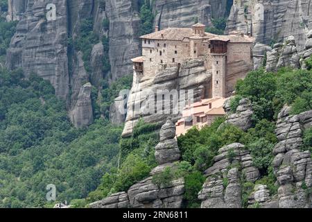 Le monastère des Météores Roussanou. Les monastères grecs orthodoxes des Météores sont construits sur des falaises de grès. Ils sont un site du patrimoine mondial de l'UNESCO. Banque D'Images
