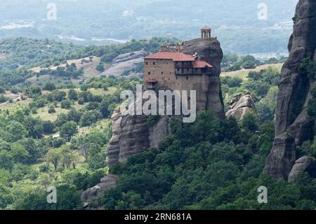 Le monastère d'Agiou Nikolaou Anapavsa, aussi Agios Nikolaos Anapafsas. Les monastères grecs orthodoxes des Météores sont construits sur des falaises de grès au-dessus Banque D'Images
