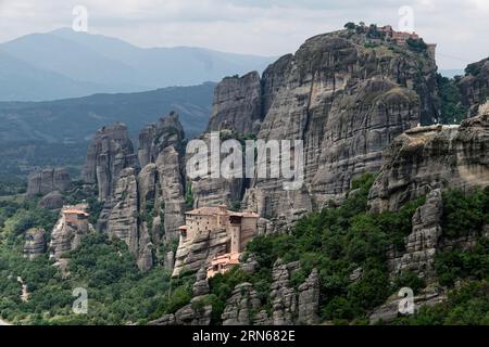 Les monastères d'Agios Nikolaos Anapafsas, Roussanou et Grand Météora dans les rochers au-dessus de Kastraki. Les monastères grecs orthodoxes des Météores sont buil Banque D'Images