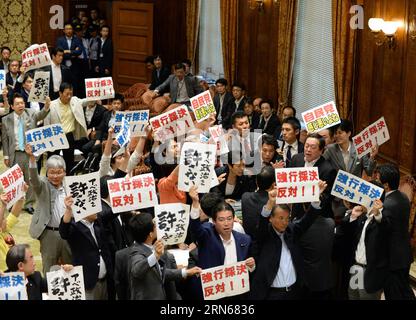 (150715) -- TOKYO, 15 juillet 2015 -- les législateurs de l'opposition entourent Yasukazu Hamada, président du comité spécial de la Chambre basse sur la législation de sécurité, à Tokyo, Japon, le 15 juillet 2015. Une série de projets de loi controversés liés à la sécurité proposés par le bloc au pouvoir japonais ont été soumis à toute pression à une commission spéciale de la chambre basse du Parlement japonais mercredi midi, ouvrant la voie à un vote pour les projets de loi à la chambre plénière plus tard.) (Zhf) JAPAN-TOKYO-LOWER HOUSE-SECURITY BILLS-PASS MaxPing PUBLICATIONxNOTxINxCHN 150715 Tokyo juillet 15 2015 les législateurs de l'opposition entourent Yasukazu Hamada Président de T Banque D'Images