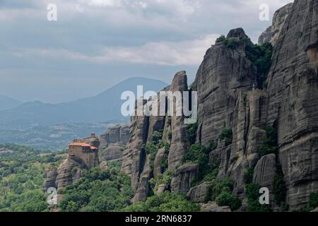 Le monastère d'Agiou Nikolaou Anapavsa, aussi Agios Nikolaos Anapafsas. Les monastères grecs orthodoxes des Météores sont construits sur des falaises de grès au-dessus Banque D'Images