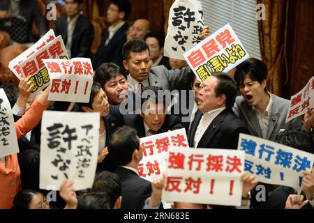 (150715) -- TOKYO, 15 juillet 2015 -- les législateurs de l'opposition entourent Yasukazu Hamada (2e, R), président de la commission spéciale de la Chambre basse sur la législation de sécurité, à Tokyo, Japon, le 15 juillet 2015. Une série de projets de loi controversés liés à la sécurité proposés par le bloc au pouvoir japonais ont été soumis à toute pression à une commission spéciale de la chambre basse du Parlement japonais mercredi midi, ouvrant la voie à un vote pour les projets de loi à la chambre plénière plus tard.) (Zhf) JAPAN-TOKYO-LOWER HOUSE-SECURITY BILLS-PASS MaxPing PUBLICATIONxNOTxINxCHN 150715 Tokyo juillet 15 2015 les législateurs de l'opposition entourent Yasukazu Hamada 2e. Banque D'Images