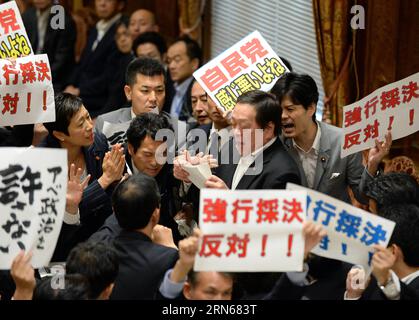 (150715) -- TOKYO, 15 juillet 2015 -- les législateurs de l'opposition entourent Yasukazu Hamada, président du comité spécial de la Chambre basse sur la législation de sécurité, à Tokyo, Japon, le 15 juillet 2015. Une série de projets de loi controversés liés à la sécurité proposés par le bloc au pouvoir japonais ont été soumis à toute pression à une commission spéciale de la chambre basse du Parlement japonais mercredi midi, ouvrant la voie à un vote pour les projets de loi à la chambre plénière plus tard.) (Zhf) JAPAN-TOKYO-LOWER HOUSE-SECURITY BILLS-PASS MaxPing PUBLICATIONxNOTxINxCHN 150715 Tokyo juillet 15 2015 les législateurs de l'opposition entourent Yasukazu Hamada Président de T Banque D'Images