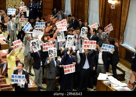 (150715) -- TOKYO, 15 juillet 2015 -- les législateurs de l'opposition entourent Yasukazu Hamada, président du comité spécial de la Chambre basse sur la législation de sécurité, à Tokyo, Japon, le 15 juillet 2015. Une série de projets de loi controversés liés à la sécurité proposés par le bloc au pouvoir japonais ont été soumis à toute pression à une commission spéciale de la chambre basse du Parlement japonais mercredi midi, ouvrant la voie à un vote pour les projets de loi à la chambre plénière plus tard.) (Zhf) JAPAN-TOKYO-LOWER HOUSE-SECURITY BILLS-PASS MaxPing PUBLICATIONxNOTxINxCHN 150715 Tokyo juillet 15 2015 les législateurs de l'opposition entourent Yasukazu Hamada Président de T Banque D'Images