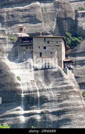 Le monastère d'Agiou Nikolaou Anapavsa, aussi Agios Nikolaos Anapafsas. Les monastères grecs orthodoxes des Météores sont construits sur des rochers de grès. Ils Banque D'Images