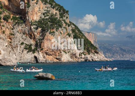 Bateaux à moteur sur la côte, parc national de Gennargentu et Golfo di Orosei, Sardaigne, Italie, parc national de Gennargentu et Golfo di Orosei, Sardaigne Banque D'Images